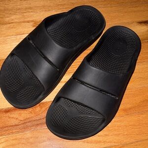 OOFOS SANDALS MENS 9 WOMENS 11